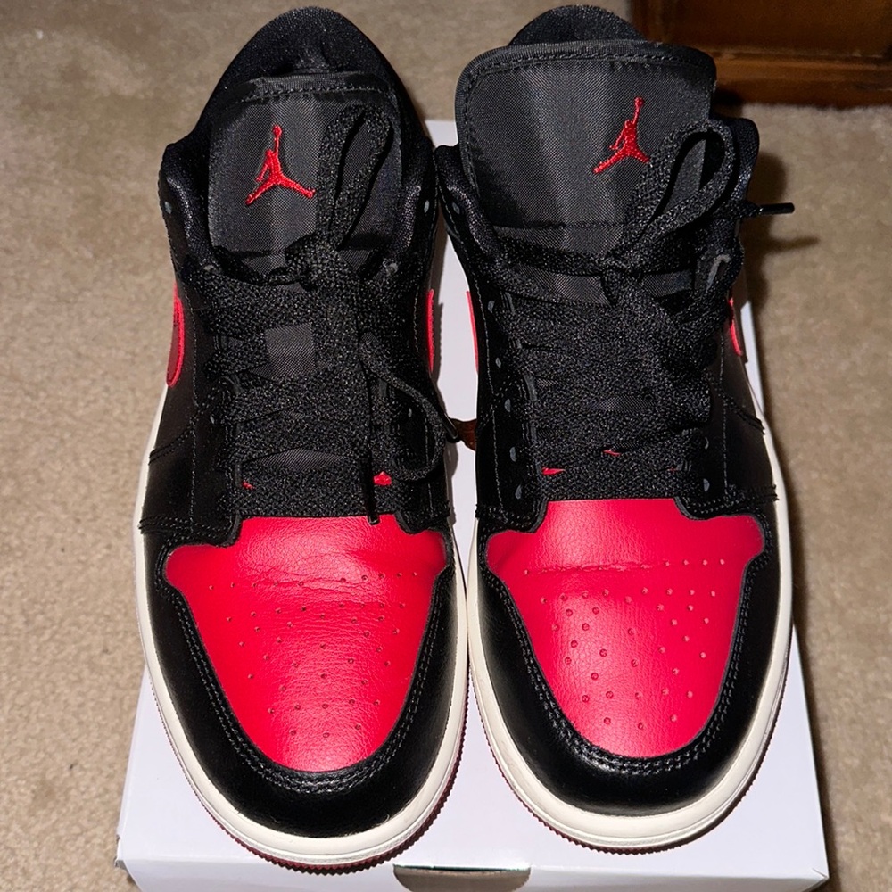 Jordan low 1 
Lightly worn 
Red and black with white soles